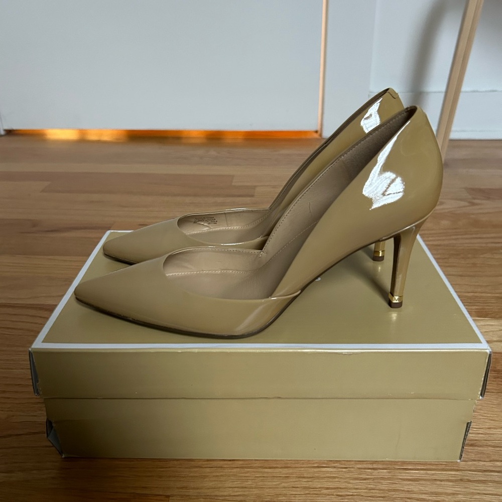 COPY - Michael Kors Ashby Flex Mid Pump Patent US 8 NWT